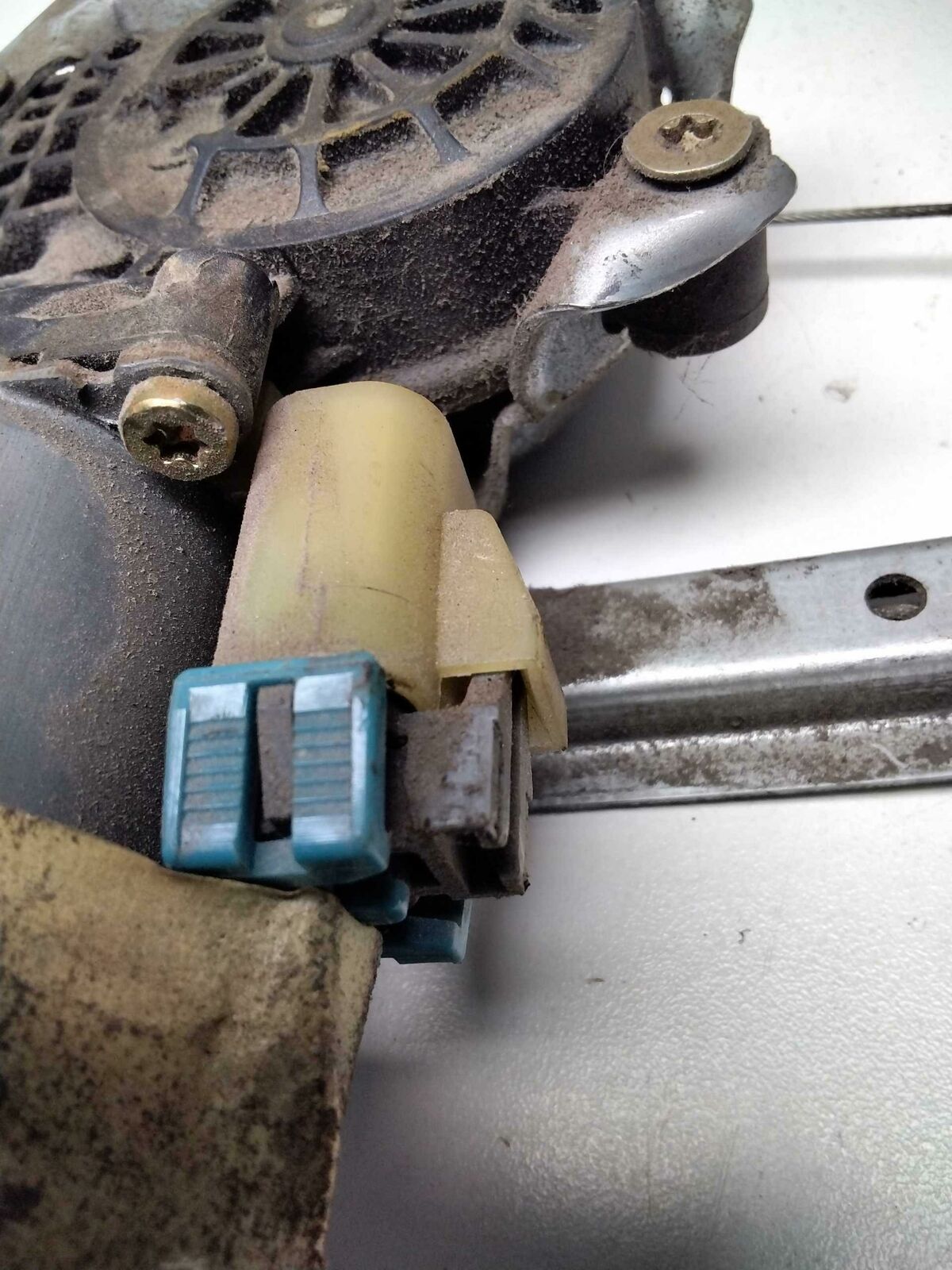 Side/rear/cargo Regulator CHEVY MALIBU Left 97 98 99 00 01 02 03 04 05