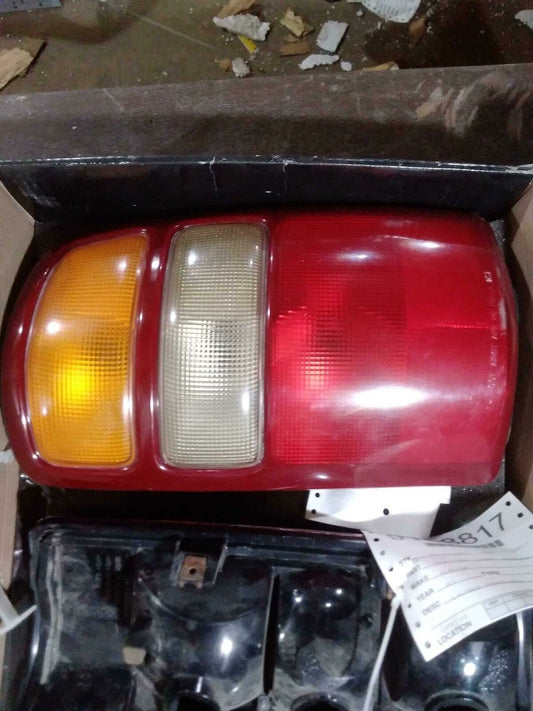 Tail Light Assembly SUBURBAN 1500 Right 00 01 02 03