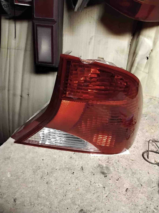 Tail Light Assembly FORD FOCUS Right 00 01 02 03 04