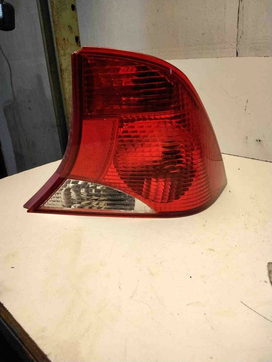 Tail Light Assembly FORD FOCUS Right 00 01 02 03 04