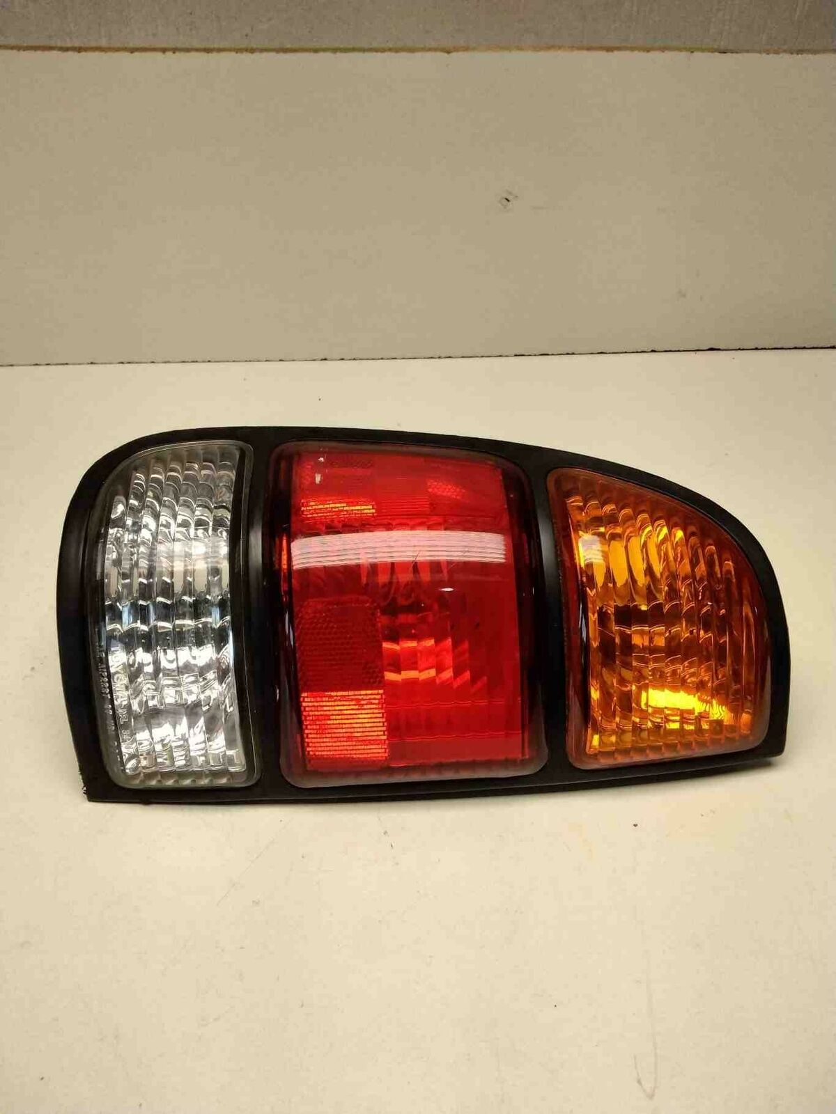 Tail Light Assembly TOYOTA TUNDRA Left 00 01 02 03 04