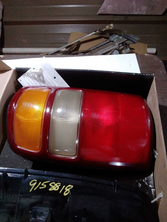 Tail Light Assembly SUBURBAN 1500 Left 00 01 02 03