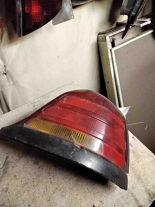 Tail Light Assembly FORD CROWN VICTORIA Right 98 99 00 01 02 03