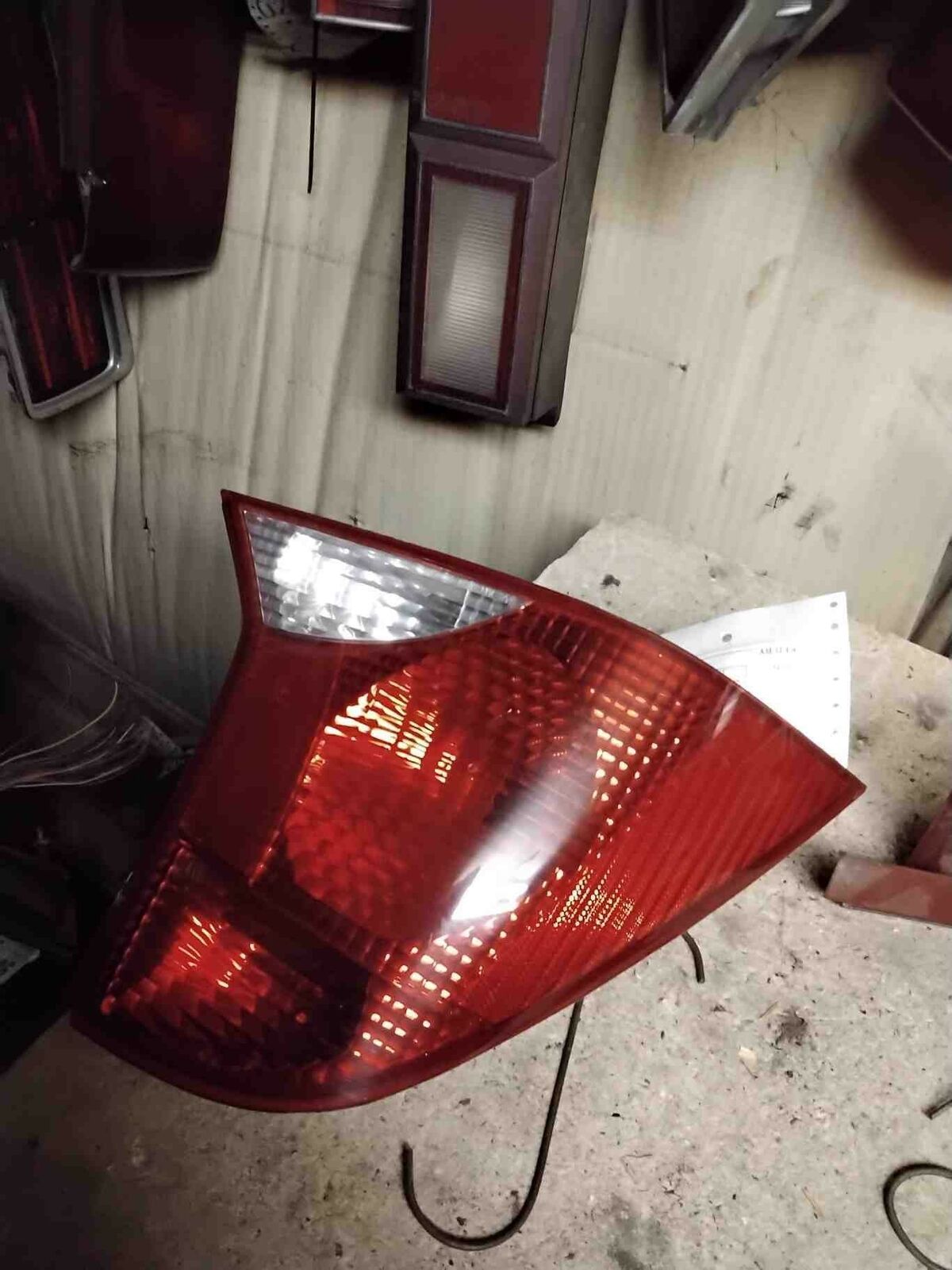 Tail Light Assembly FORD FOCUS Left 00 01 02 03 04