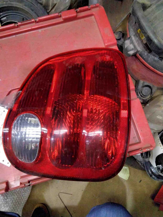 Tail Light Assembly FORD PICKUP F150 Right 00 01 02 03 04