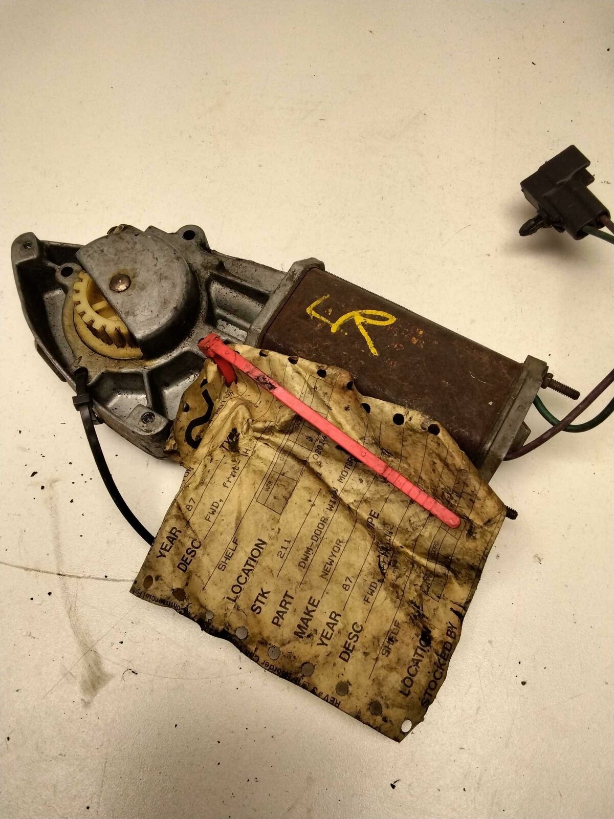 Power Window Motor NEW YORKER FWD Left 86 87 88