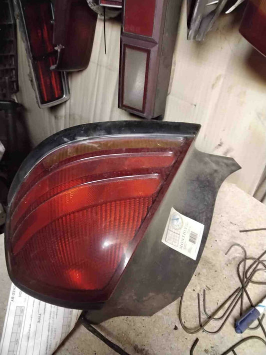 Tail Light Assembly FORD CROWN VICTORIA Right 98 99 00 01 02 03