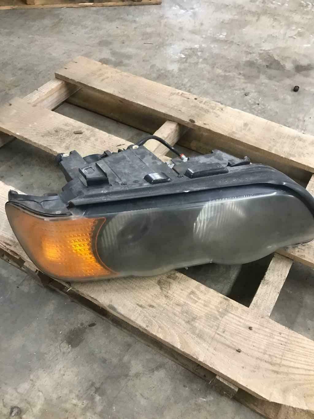 Headlamp Assembly BMW X5 Right 00 01 02 03